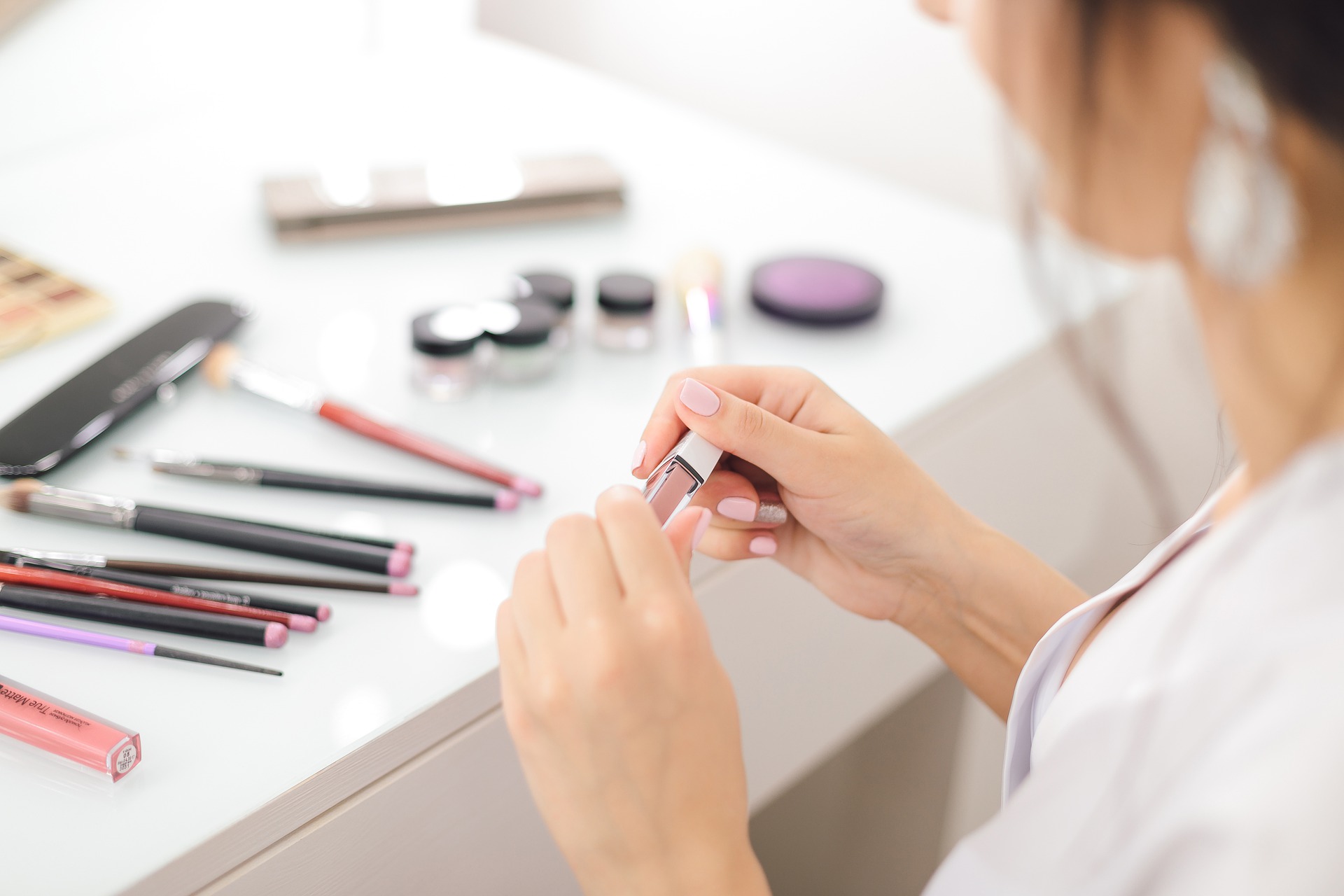 Top 5 Makeup Tips for Better Business Headshots